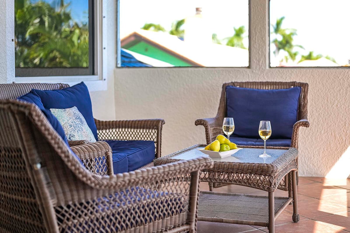 Beheizter Pool auf der sonnigen Lanai mit Blick auf den Kanal.