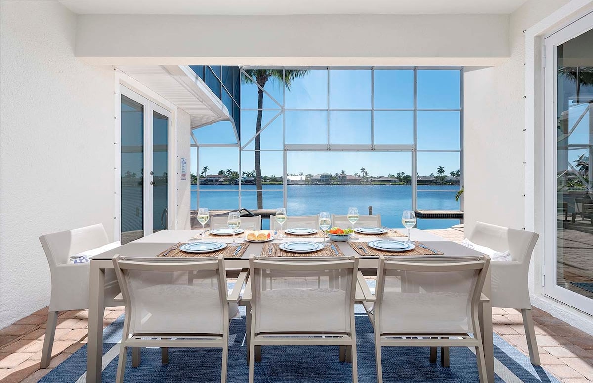 Beheizter Pool auf der sonnigen Terrasse mit Blick auf den Kanal.