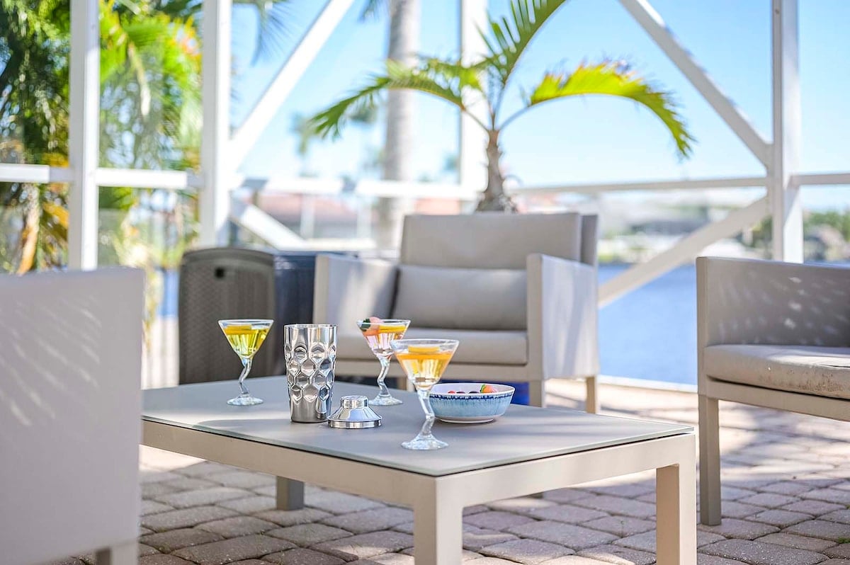 Beheizter Pool auf der sonnigen Terrasse mit Blick auf den Kanal.