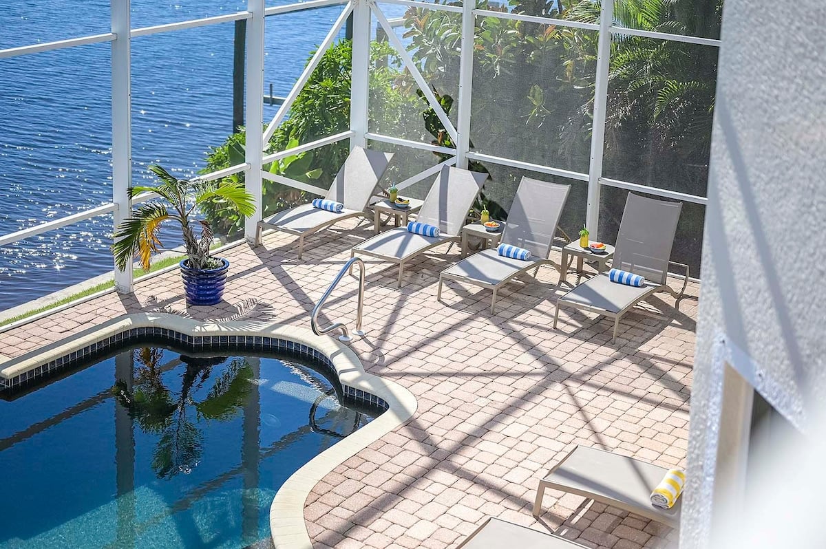 Beheizter Pool auf der sonnigen Terrasse mit Blick auf den Kanal.