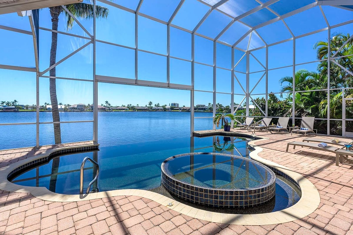 Beheizter Pool auf der sonnigen Terrasse mit Blick auf den Kanal.