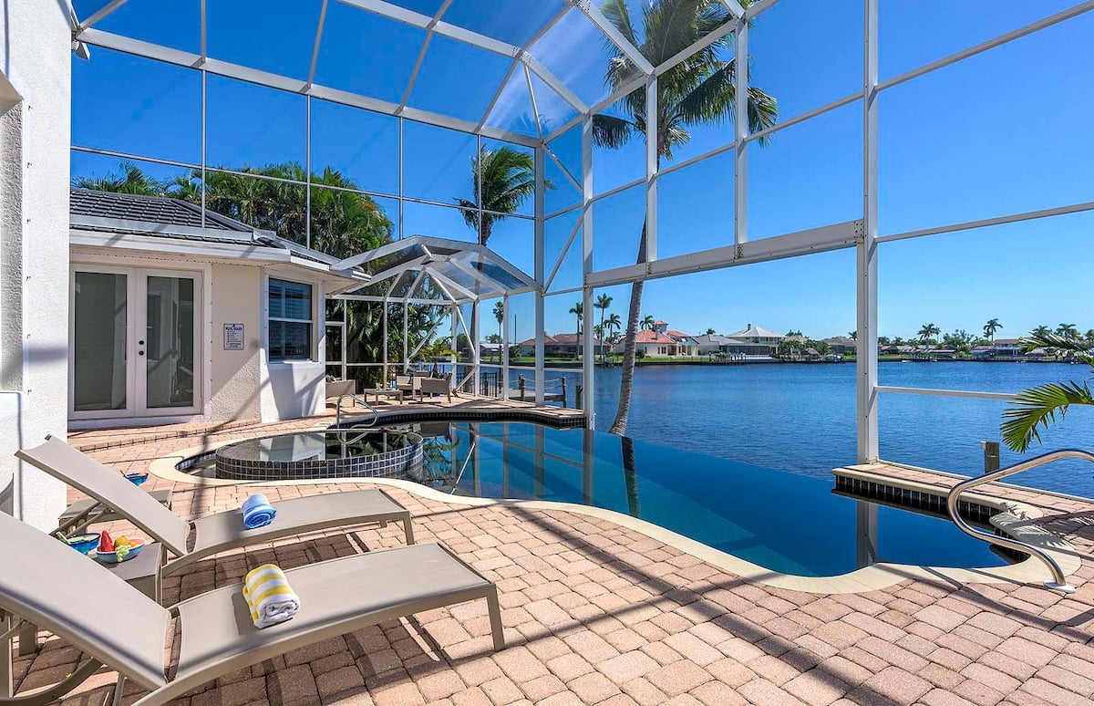 Beheizter Pool auf der sonnigen Terrasse mit Blick auf den Kanal.