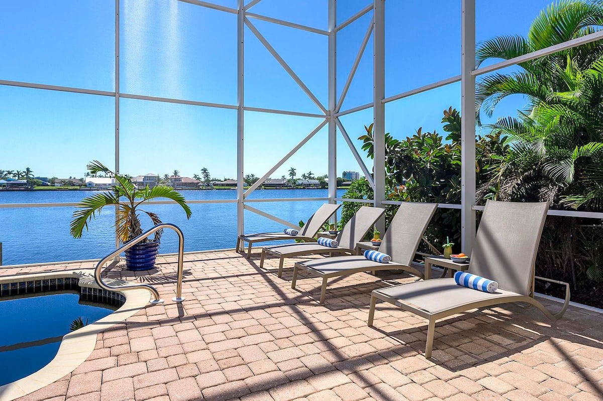 Beheizter Pool auf der sonnigen Lanai mit Blick auf den Kanal.