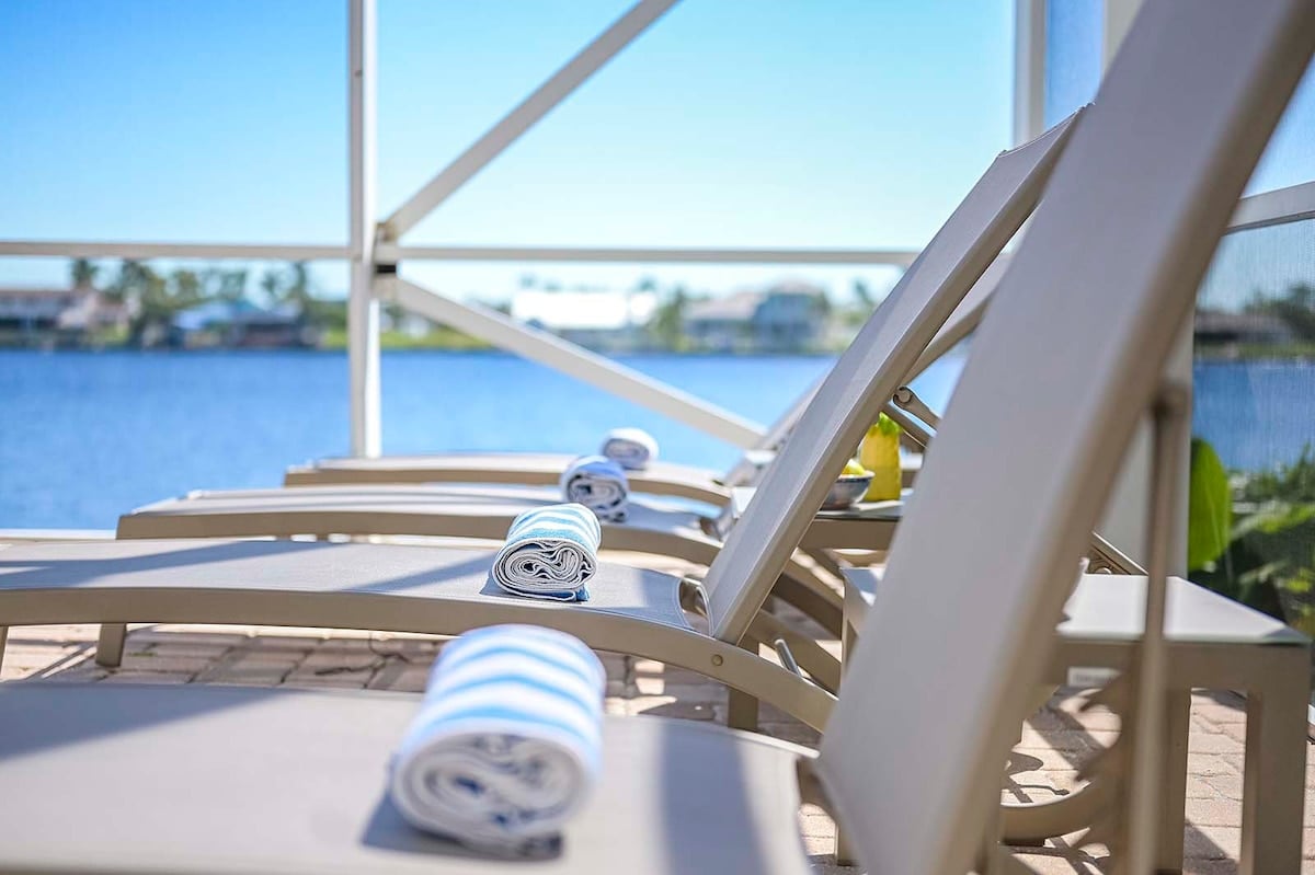 Beheizter Pool auf der sonnigen Lanai mit Blick auf den Kanal und Bootsdock.