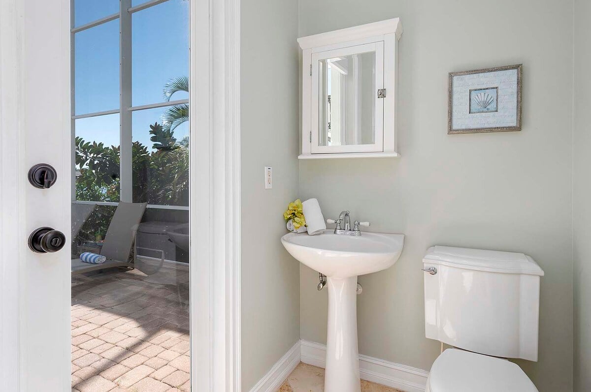 Beheizter Pool auf der sonnigen Lanai mit Blick auf den Kanal.