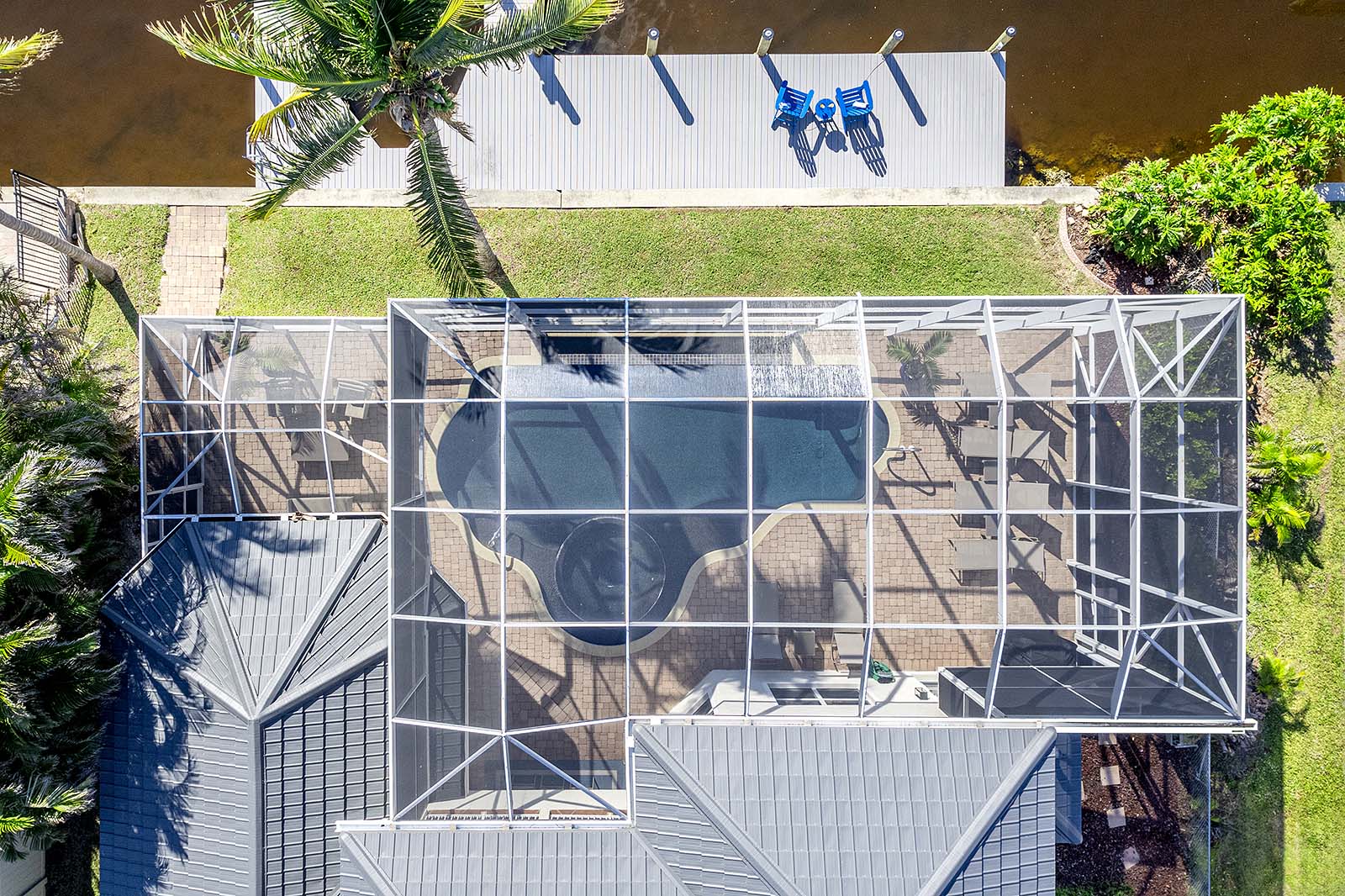 Beheizter Pool auf der sonnigen Terrasse mit Blick auf den Kanal.