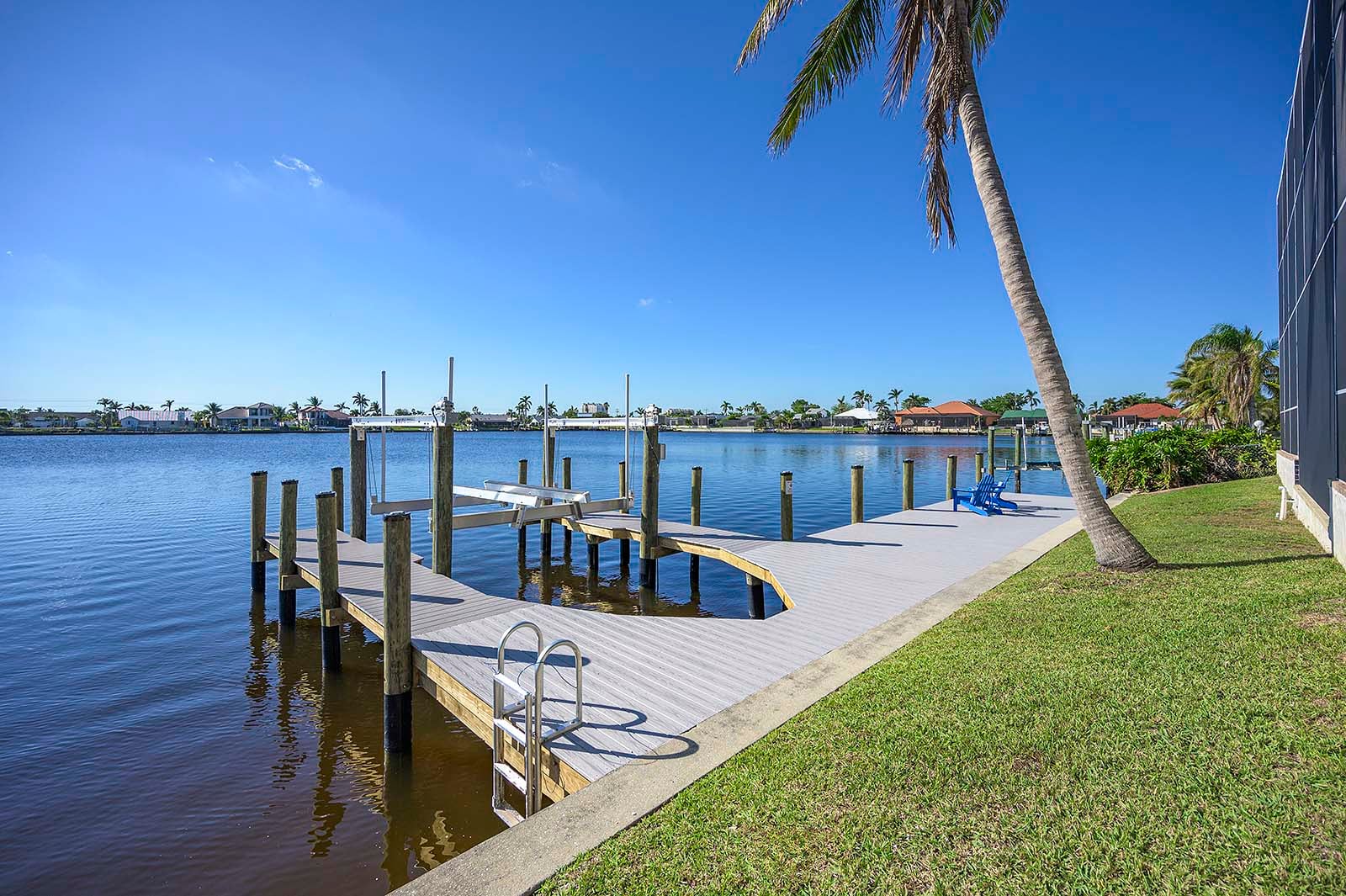 Beheizter Pool auf der sonnigen Terrasse mit Blick auf den Kanal.