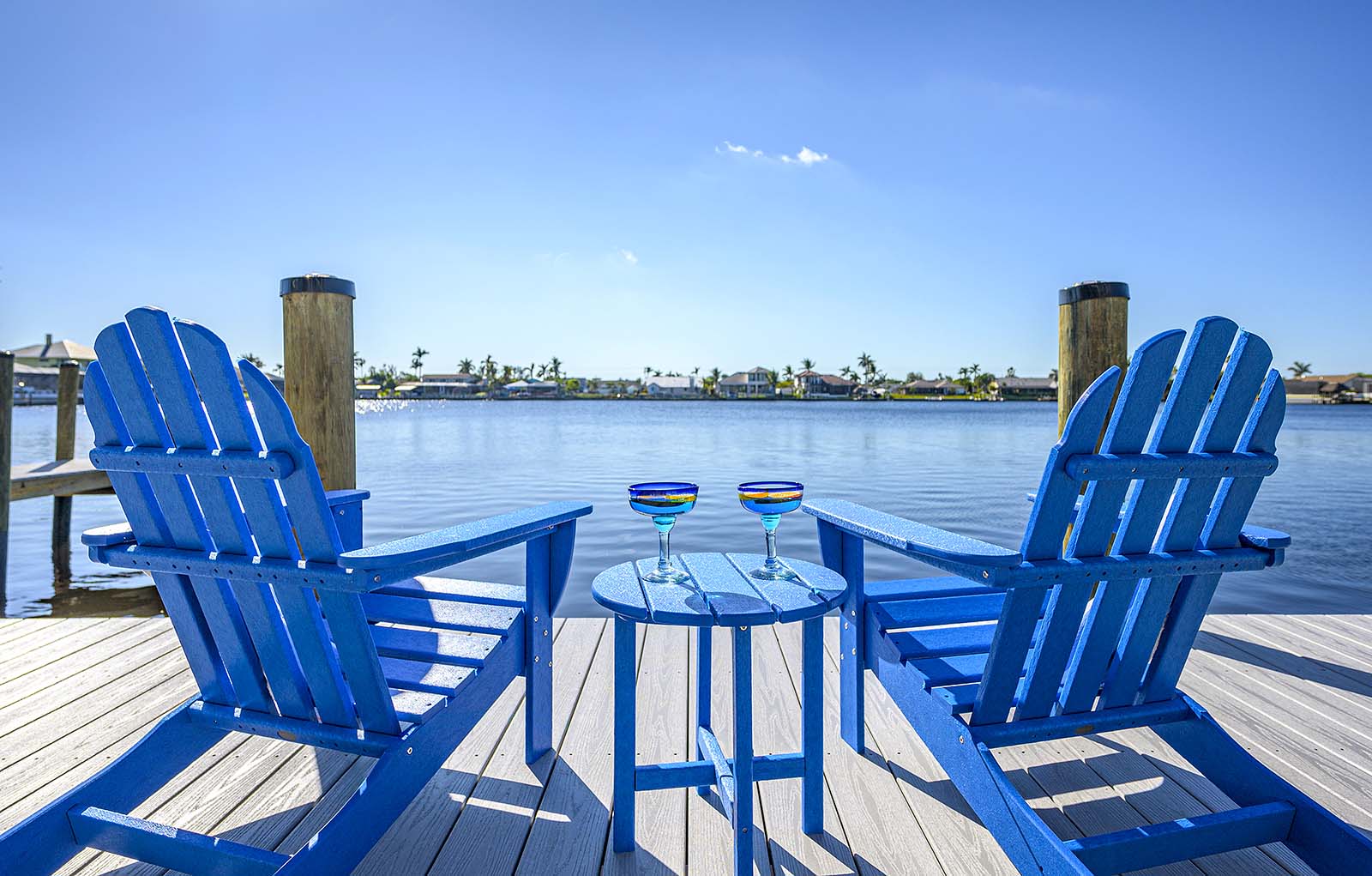 Beheizter Pool mit Sonnenterrasse und Blick auf den Kanal.