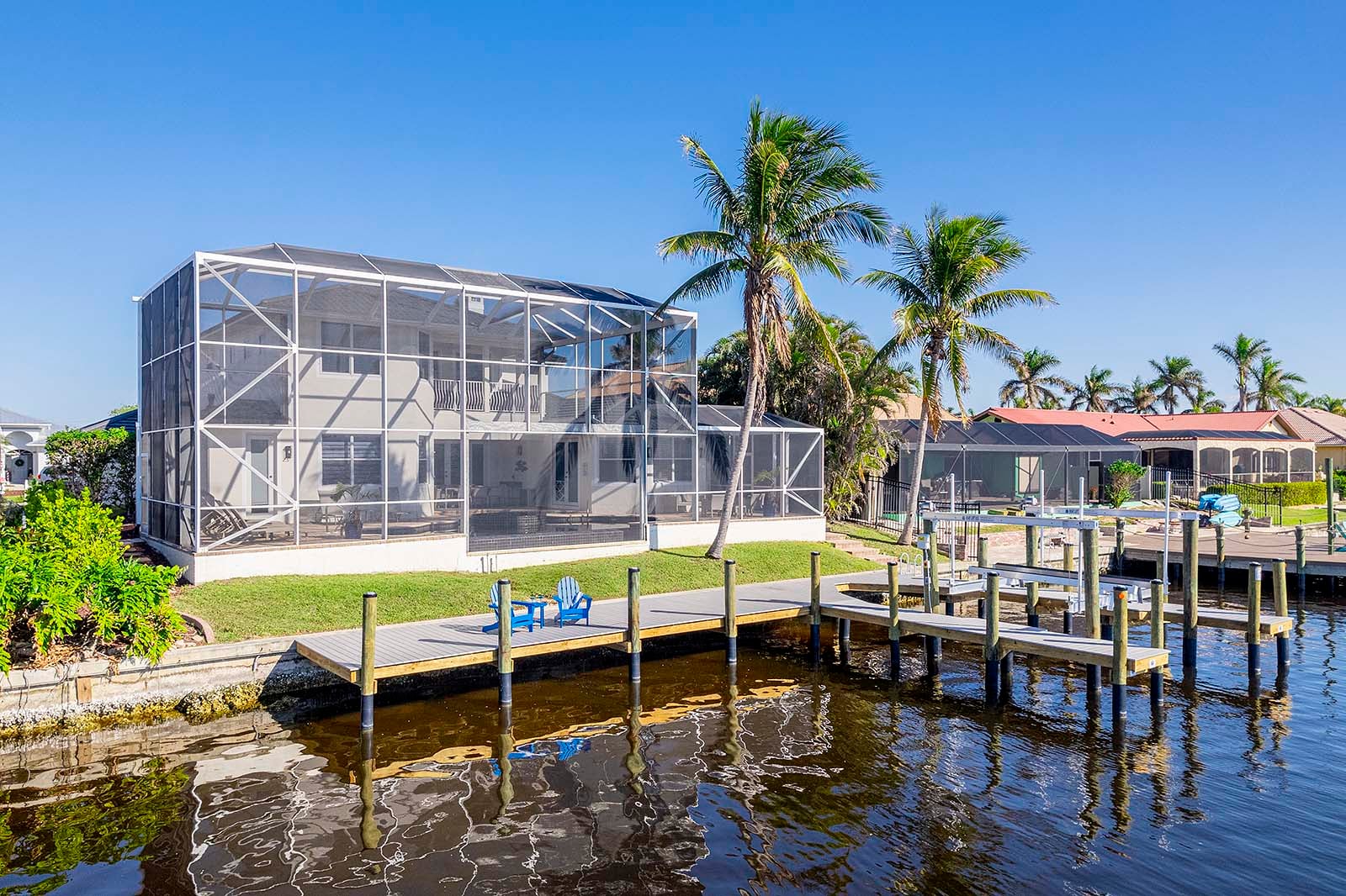 Beheizter Pool auf der sonnigen Terrasse mit Blick auf den Kanal.