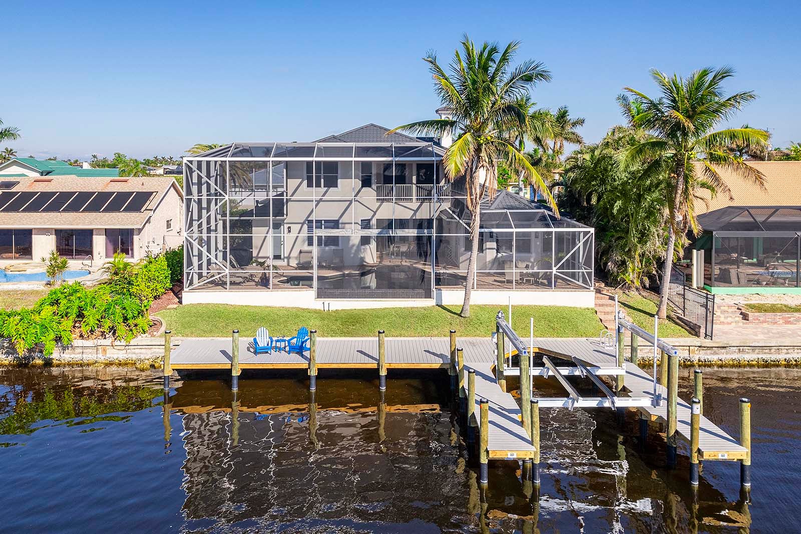 Beheizter Pool auf der sonnigen Terrasse mit Blick auf den Kanal.