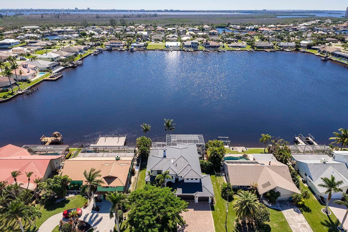 Beheizter Pool auf der sonnigen Terrasse mit Blick auf den Kanal.