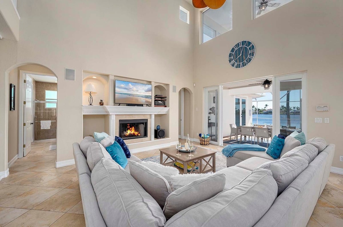 Beheizter Pool auf der sonnigen Terrasse mit Blick auf den Kanal.