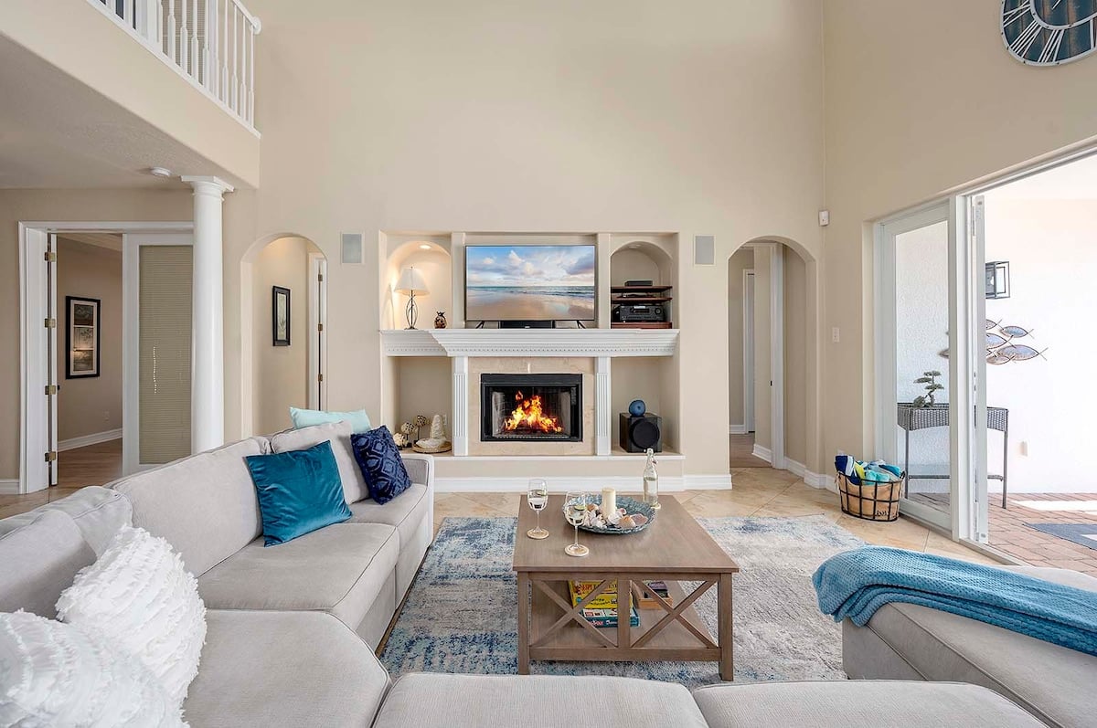 Beheizter Pool auf der sonnigen Terrasse mit Blick auf den Kanal.