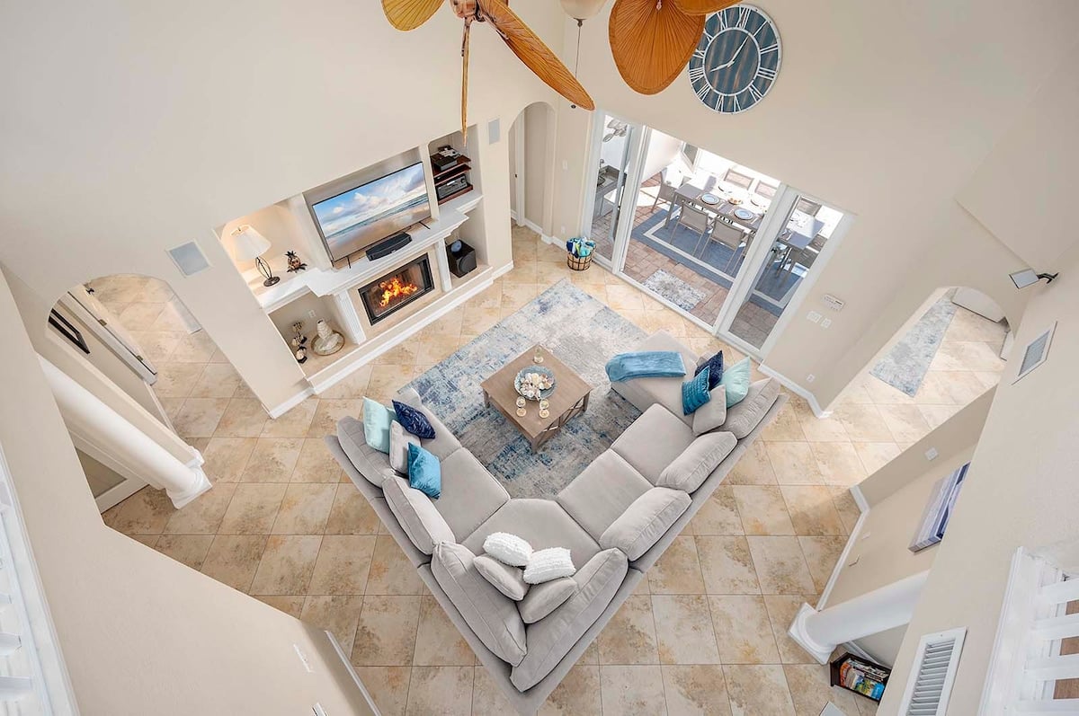 Beheizter Pool auf der sonnigen Terrasse mit Blick auf den Kanal.