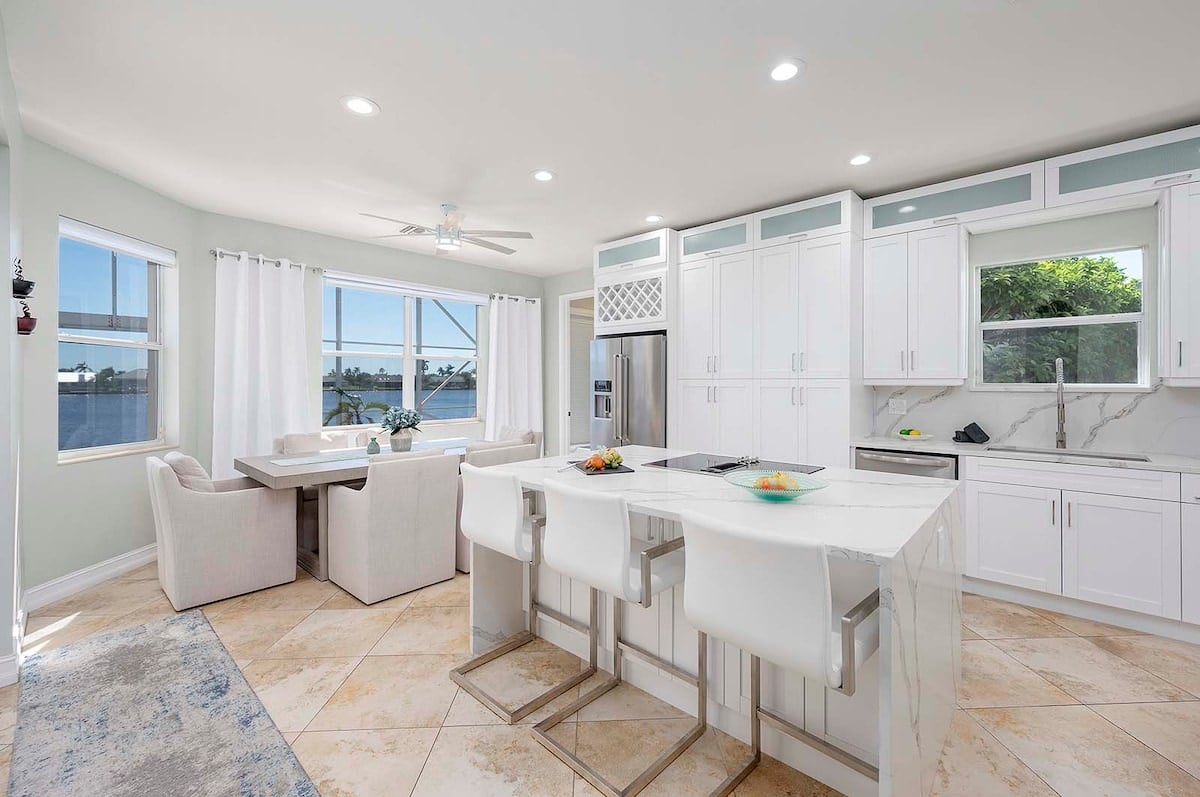 Beheizter Pool auf der sonnigen Terrasse mit Blick auf den Kanal.