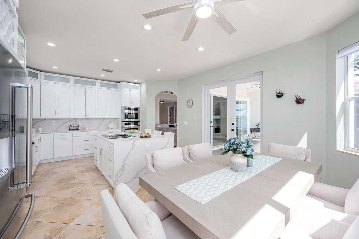 Beheizter Pool auf der sonnigen Terrasse mit Blick auf den Kanal.