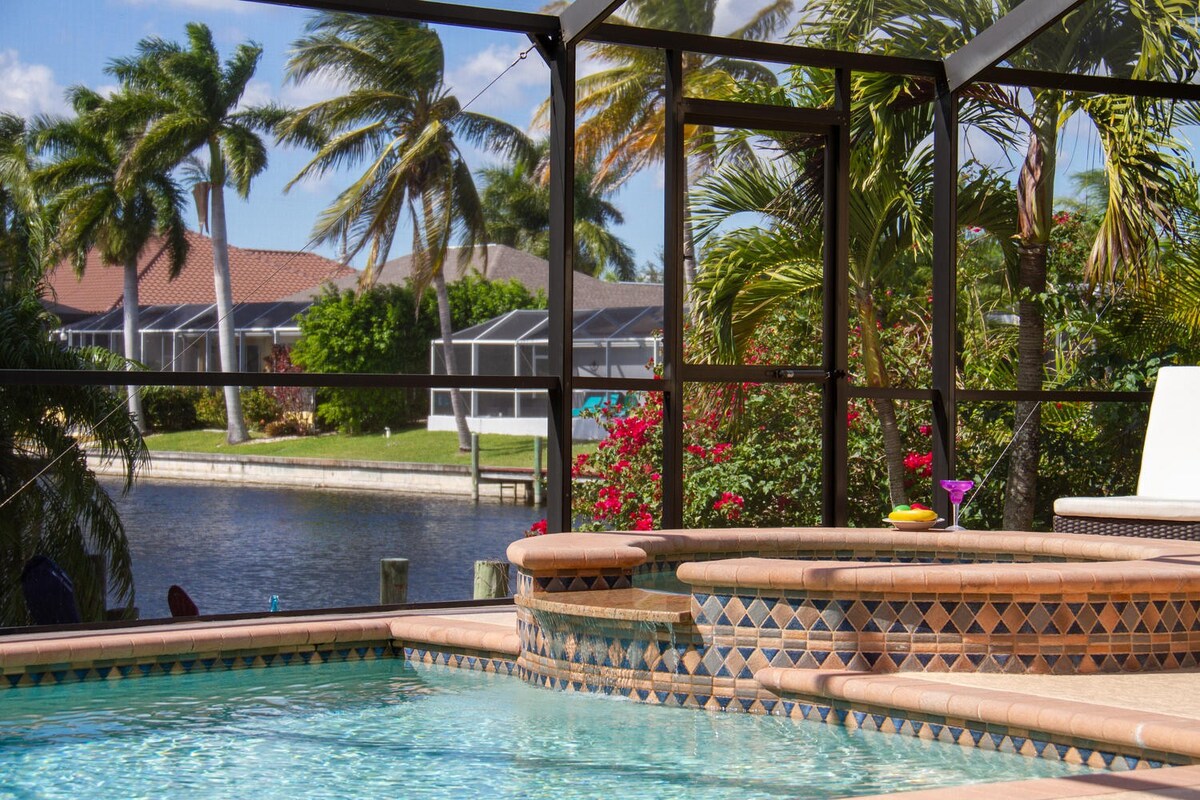 Außenbereich mit privatem Pool und Blick auf den Kanal.