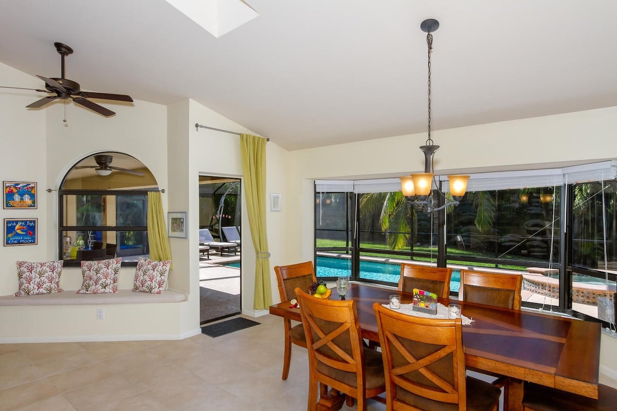 Privater Poolbereich am Kanal mit Bootsdock und Sitzgelegenheiten.