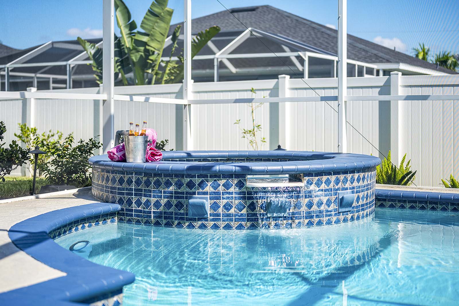 Salzwasser-Pool mit Whirlpool und überdachter Lanai im Garten.