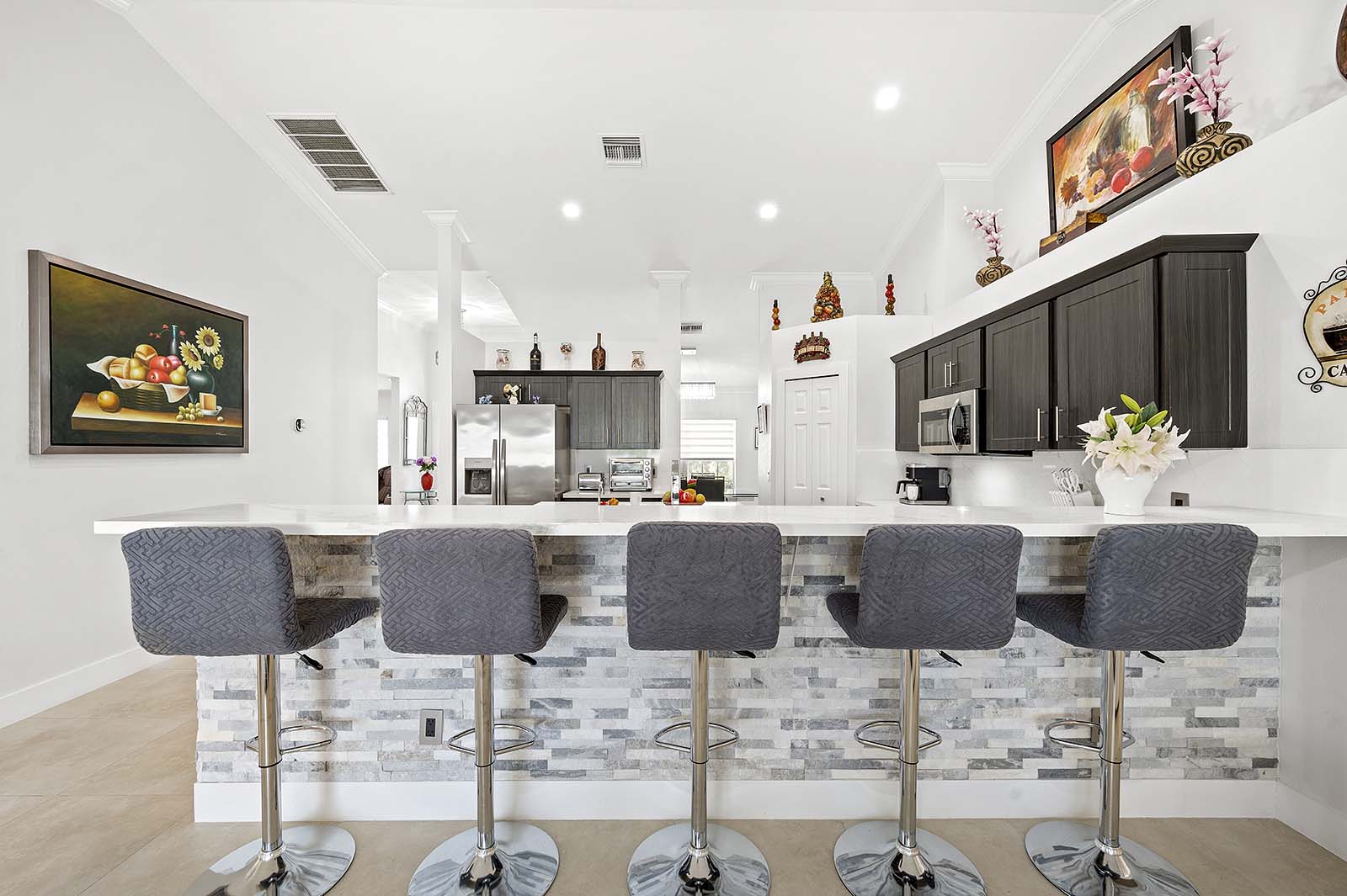 Salzwasser-Pool mit Whirlpool und überdachter Lanai im privaten Garten.