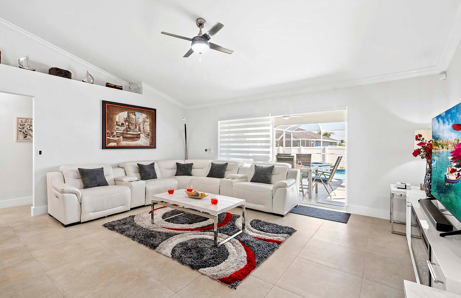 Salzwasser-Pool mit Whirlpool und überdachter Lanai im privaten Garten.