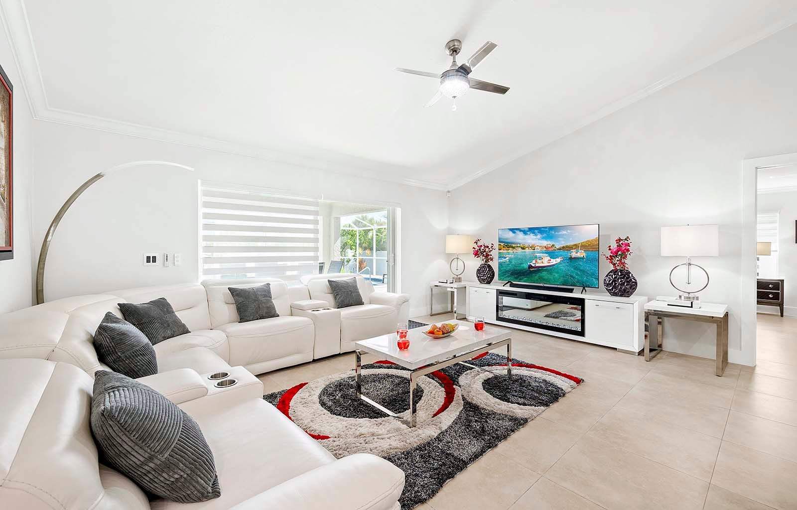 Überdachte Lanai mit Salzwasser-Pool und Whirlpool.