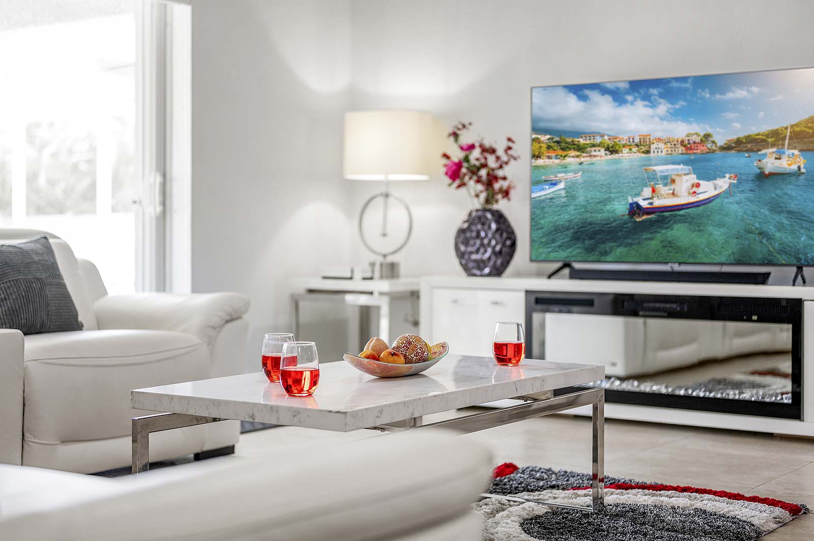 Überdachte Lanai mit Salzwasser-Pool und Whirlpool.