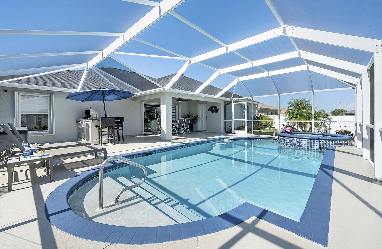 Salzwasser-Pool mit Whirlpool und überdachter Lanai im privaten Garten.