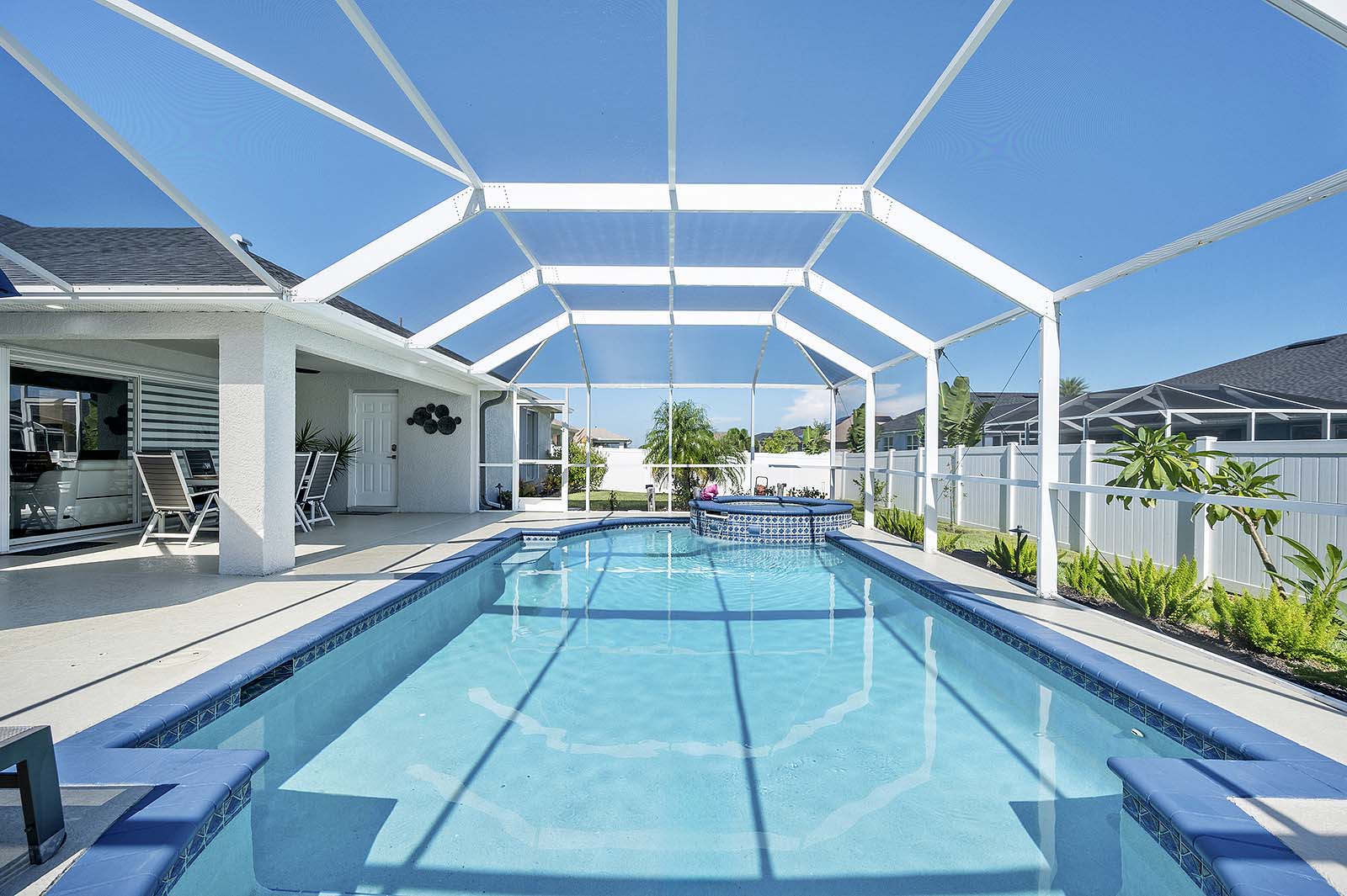 Salzwasser-Pool mit Whirlpool und überdachter Lanai im privaten Garten.