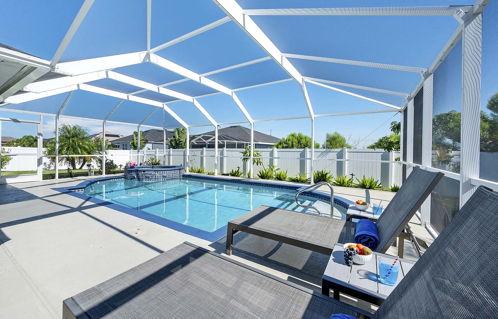 Salzwasser-Pool mit Whirlpool und überdachter Lanai im Garten.