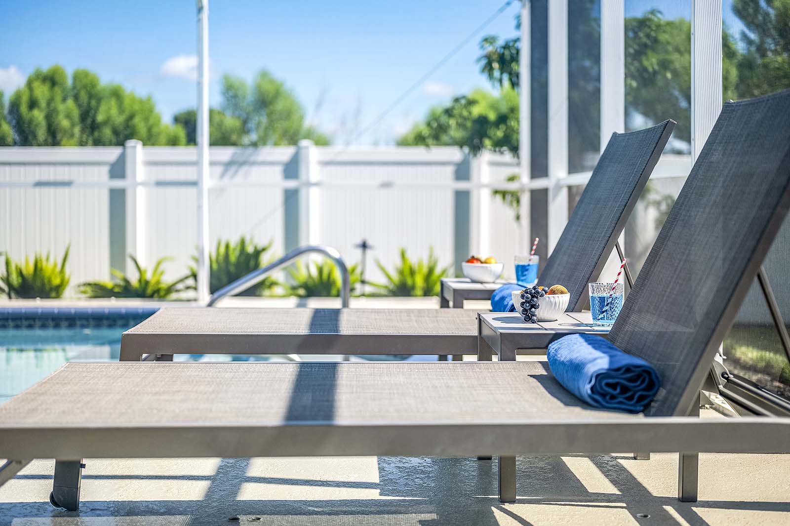 Überdachte Lanai mit Salzwasser-Pool und Whirlpool
