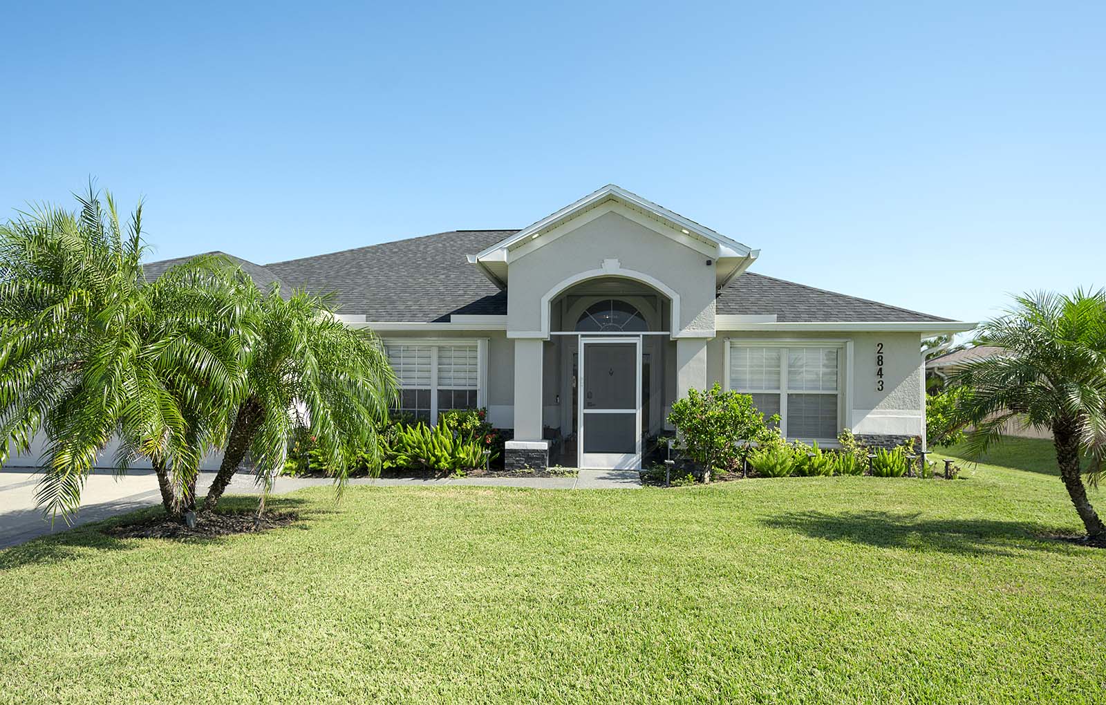 Salzwasser-Pool mit Whirlpool und überdachter Lanai im privaten Garten.