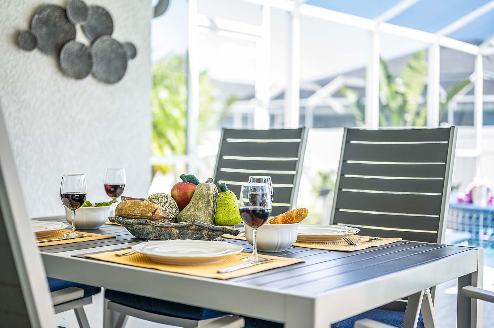 Salzwasser-Pool mit Whirlpool und überdachter Lanai im privaten Garten.