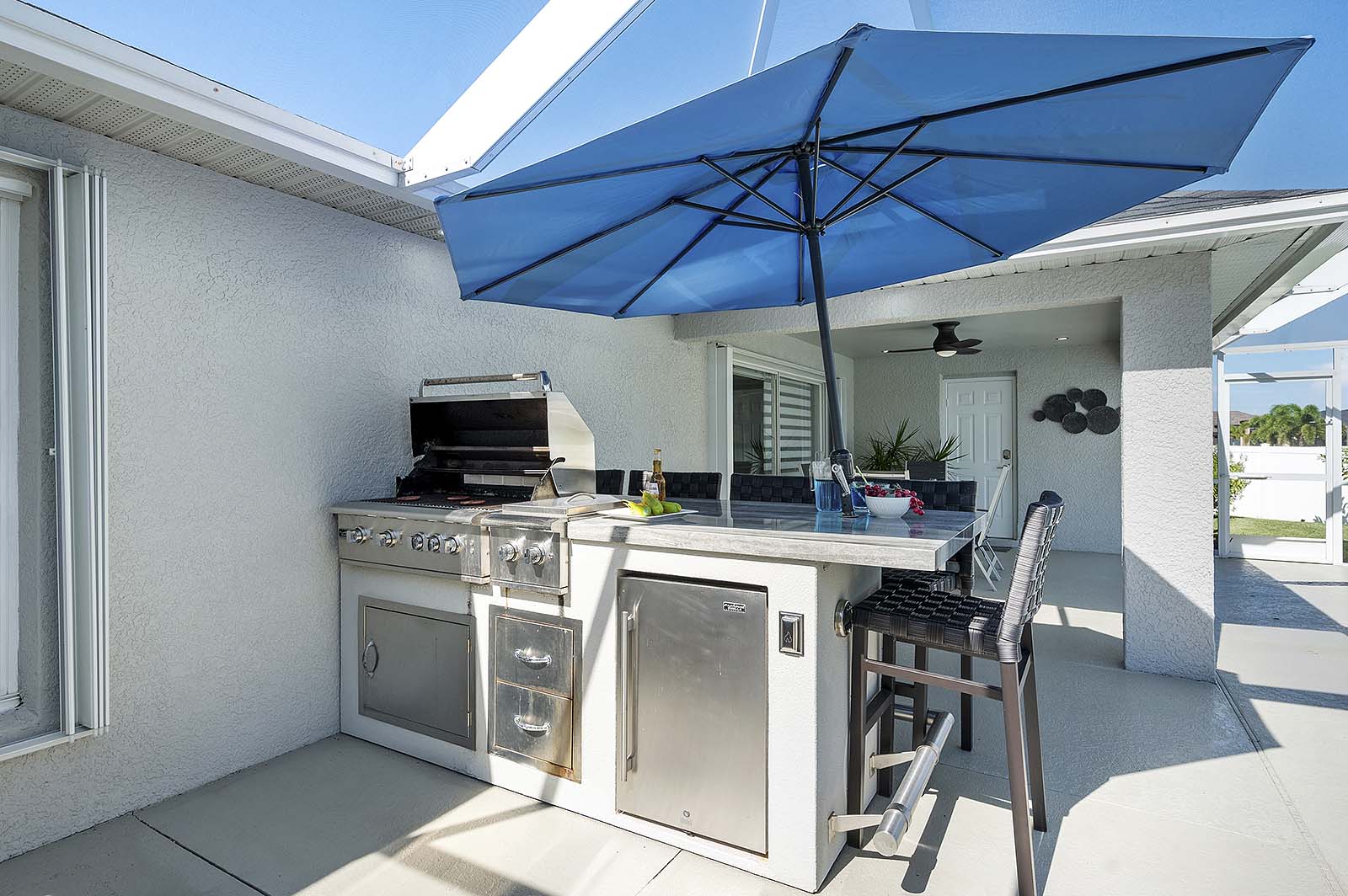 Salzwasser-Pool mit Whirlpool und überdachter Lanai im privaten Garten.