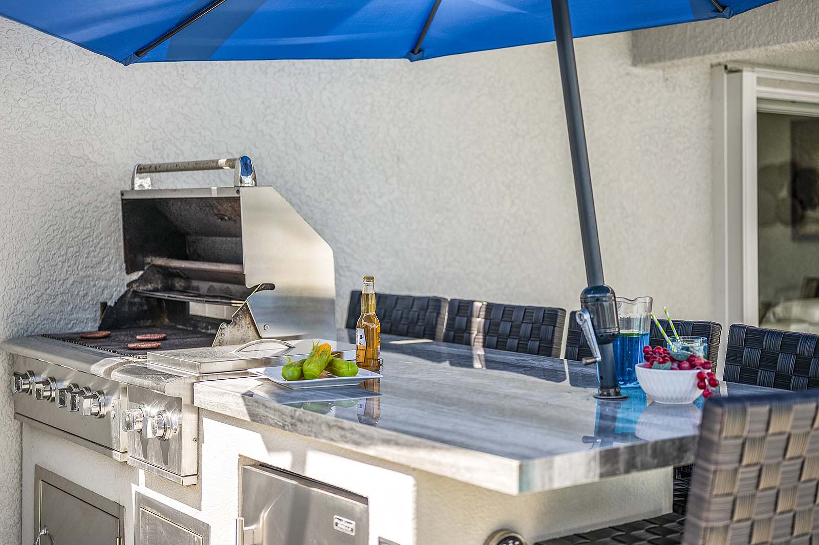 Salzwasser-Pool mit Whirlpool und überdachter Lanai im privaten Garten.