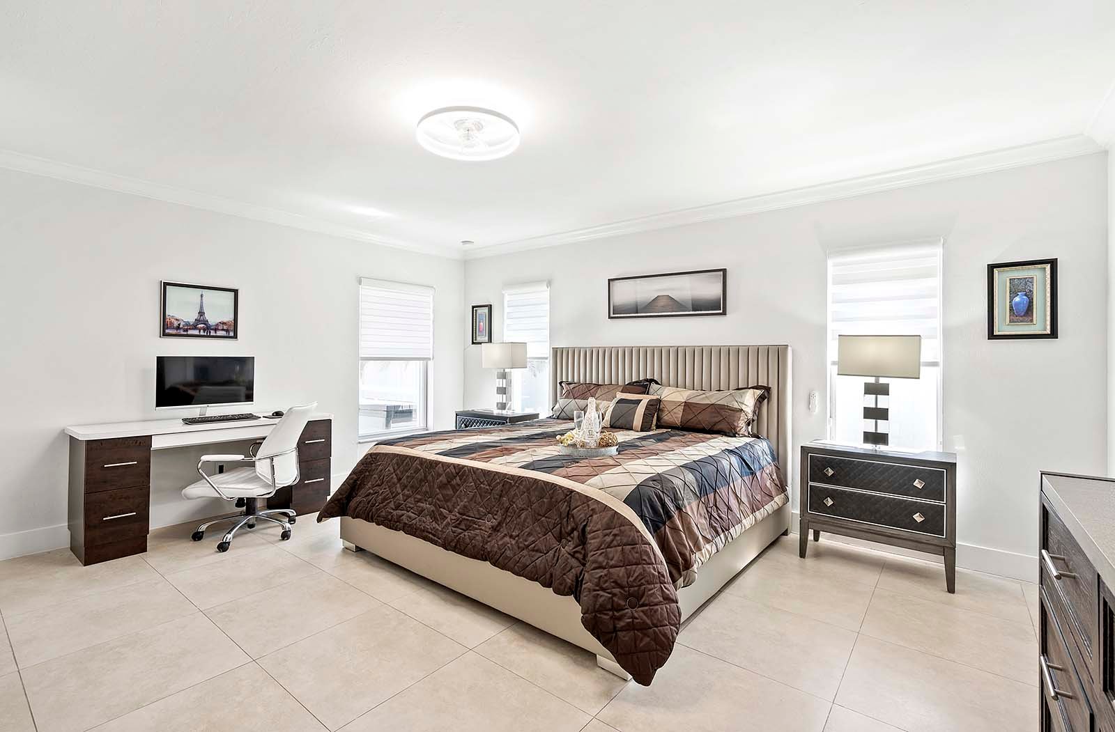 Salzwasser-Pool mit Whirlpool und überdachter Lanai im privaten Garten.