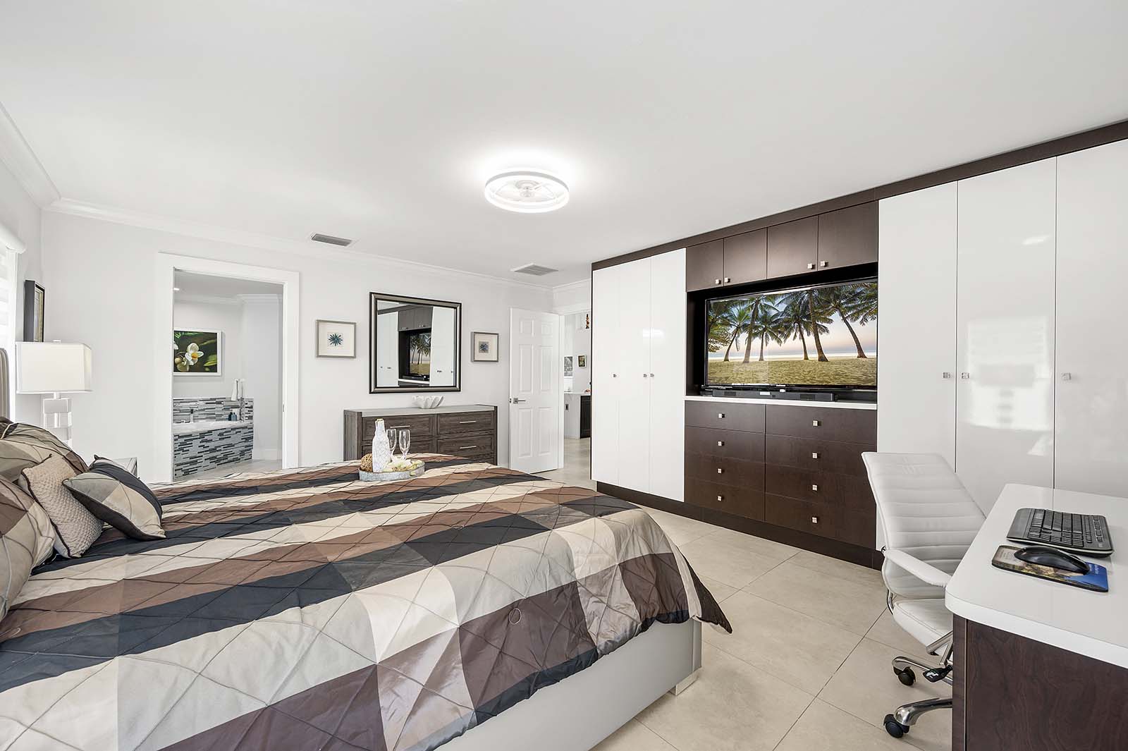 Salzwasser-Pool mit Whirlpool und überdachter Lanai.