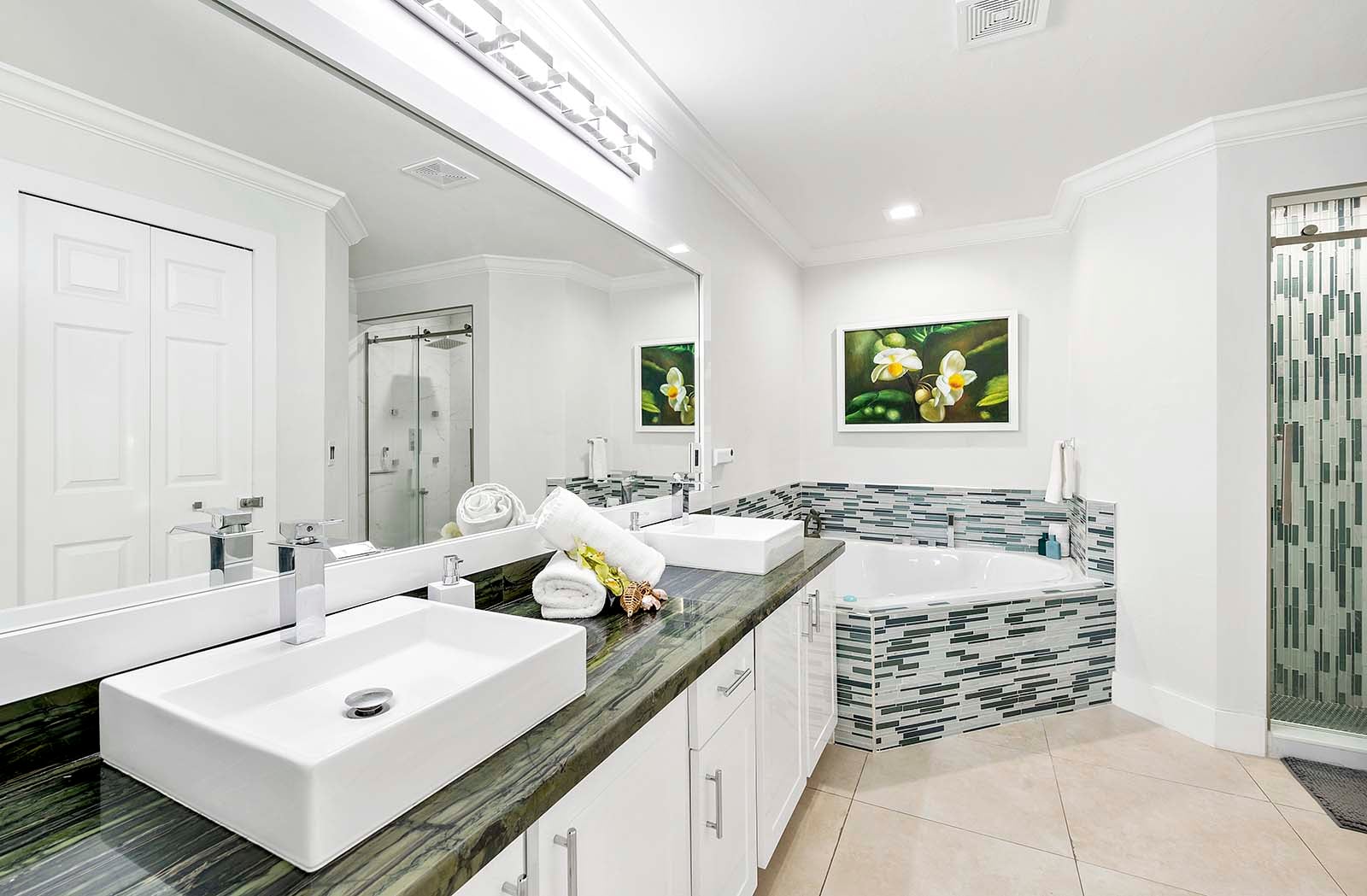 Salzwasser-Pool mit Whirlpool und überdachter Lanai im Garten.