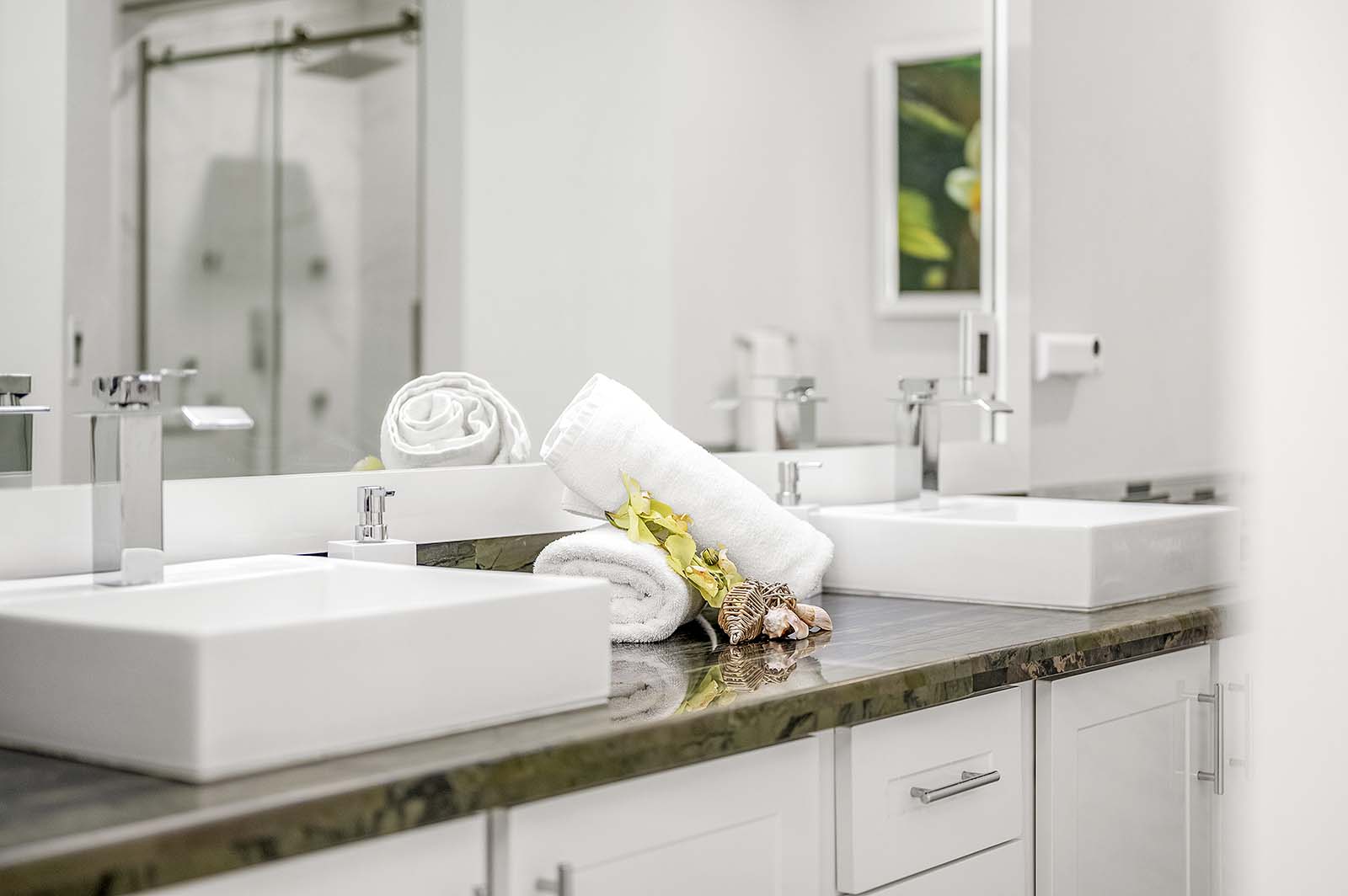 Überdachte Lanai mit Salzwasserpool und Whirlpool.