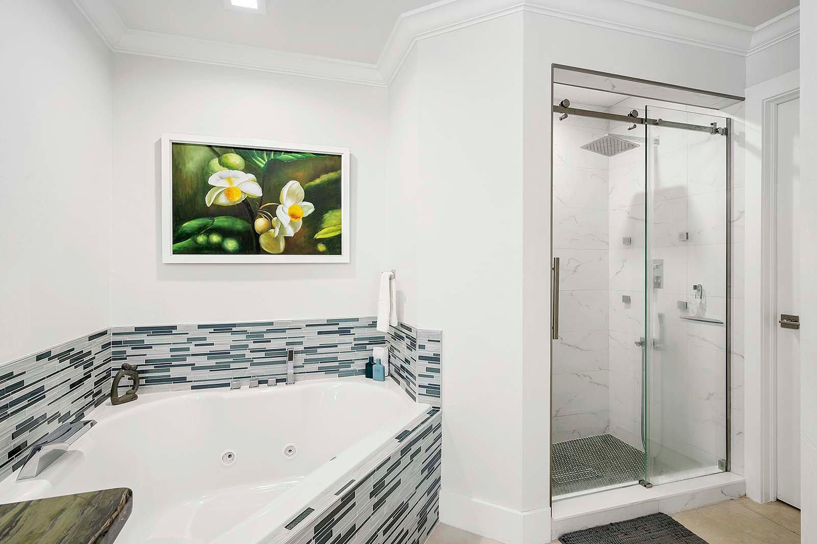 Salzwasser-Pool mit Whirlpool und überdachter Lanai im Garten.