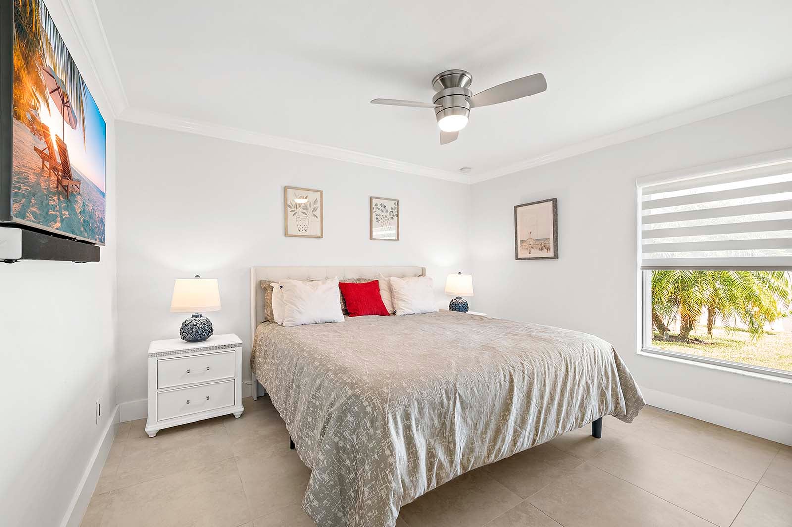 Salzwasser-Pool mit Whirlpool und überdachter Lanai im Garten.