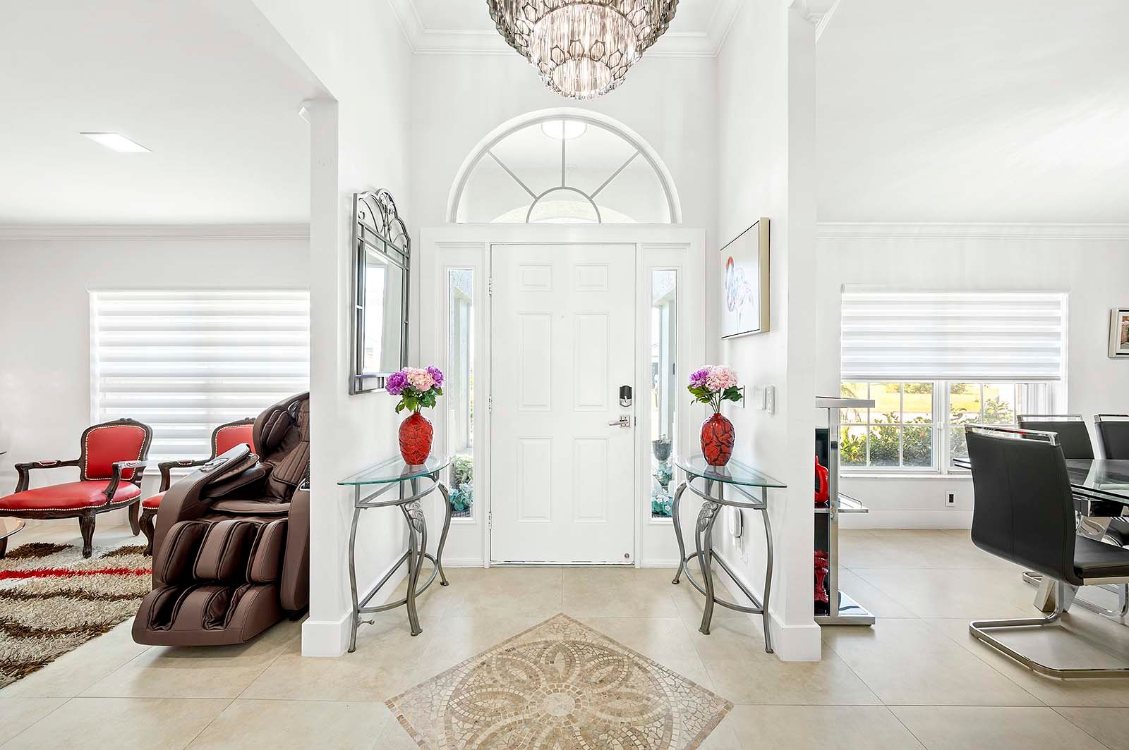 Salzwasser-Pool mit Whirlpool und überdachter Lanai im privaten Garten.