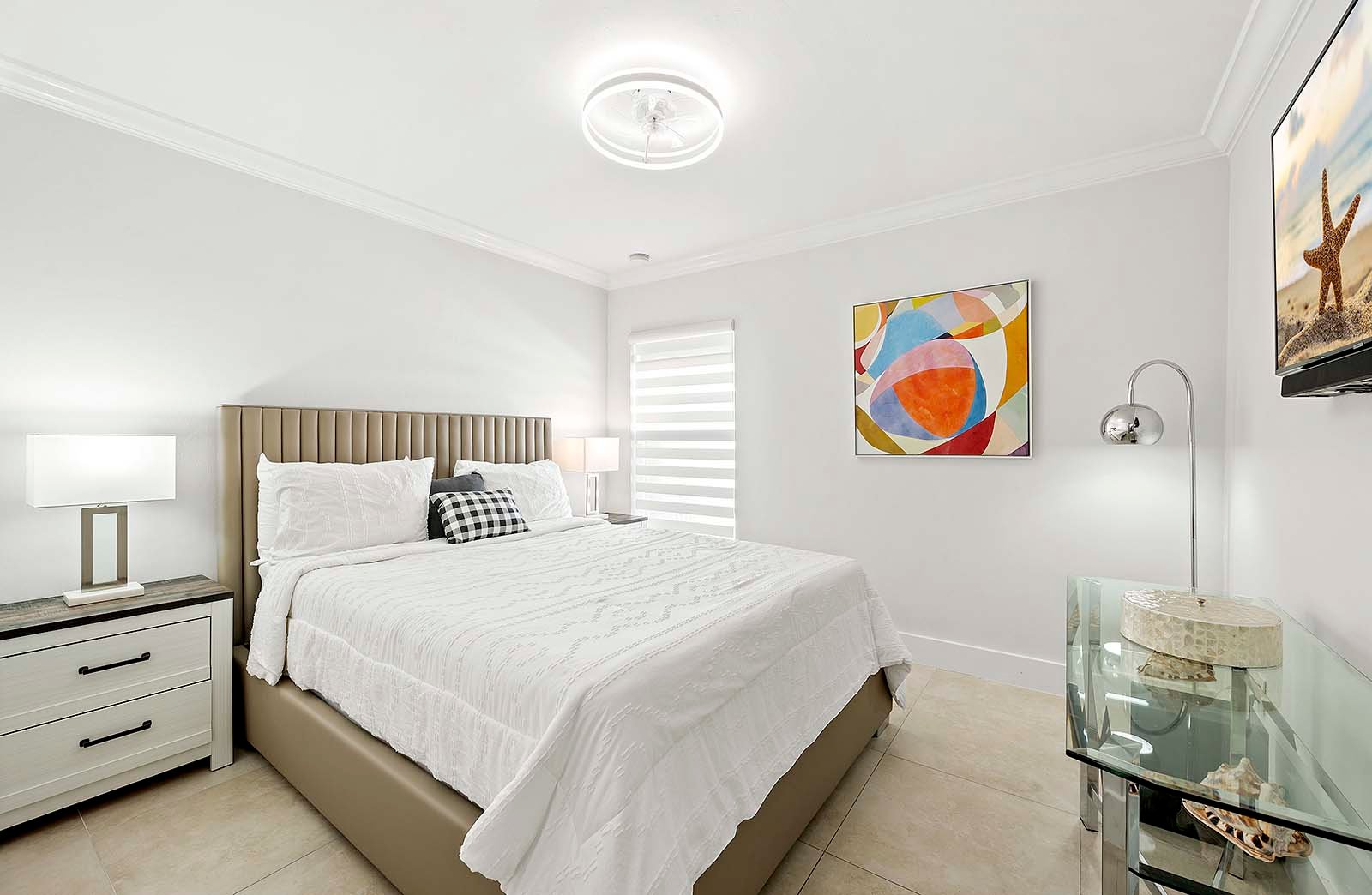 Salzwasser-Pool mit Whirlpool und überdachter Lanai im privaten Garten.