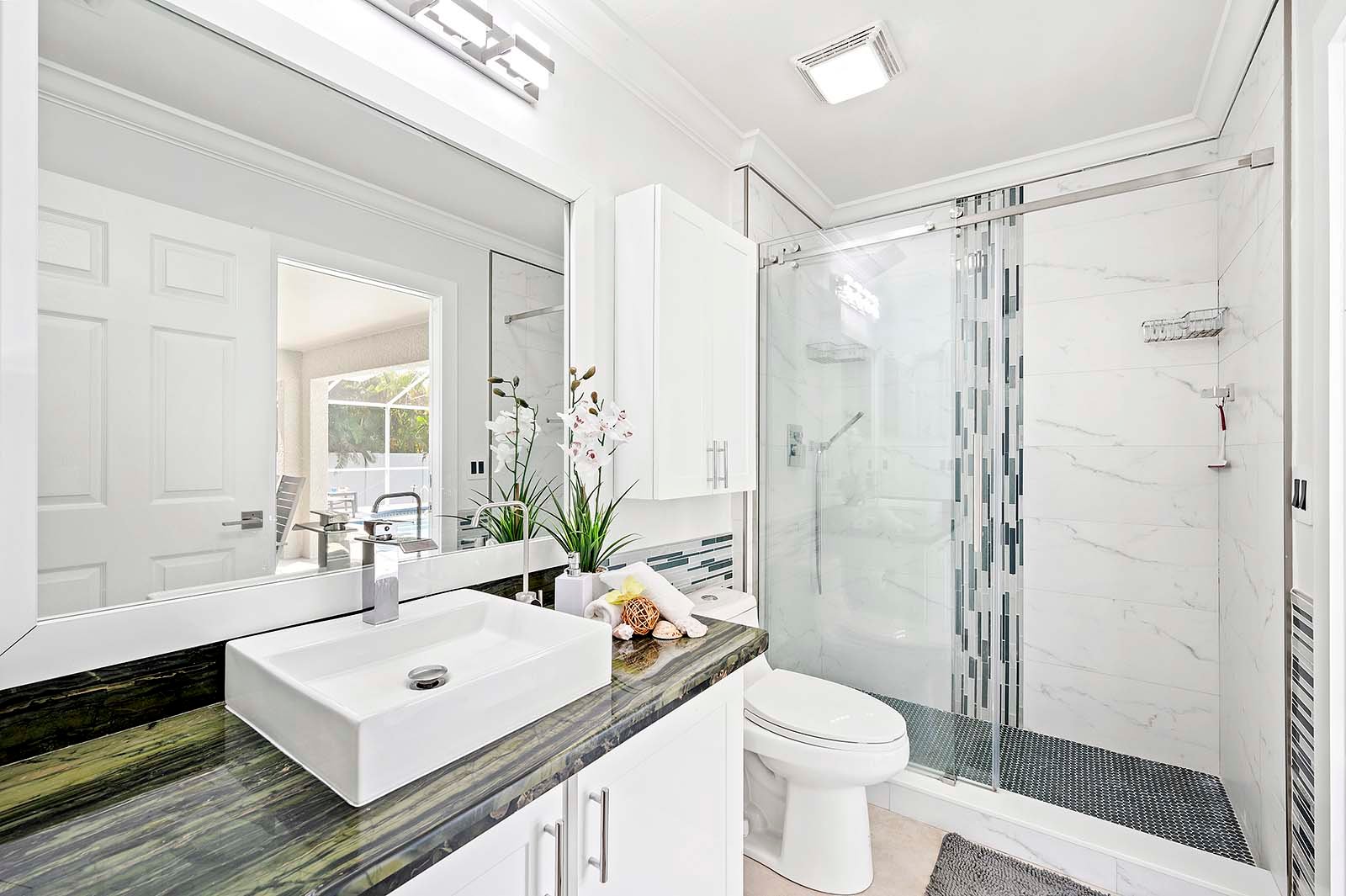 Salzwasser-Pool mit Whirlpool und überdachter Lanai im privaten Garten.