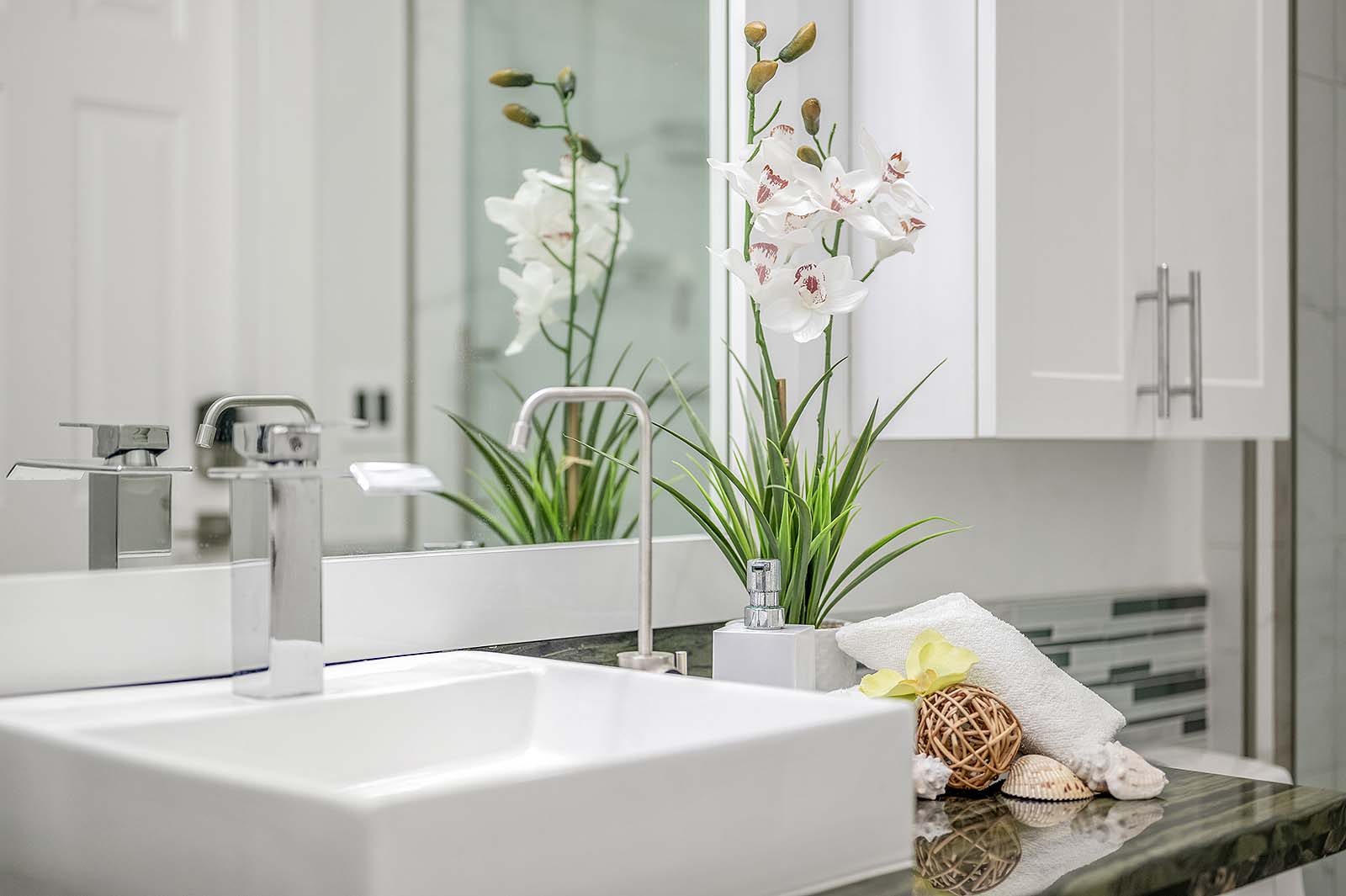 Überdachte Lanai mit Salzwasser-Pool und Whirlpool