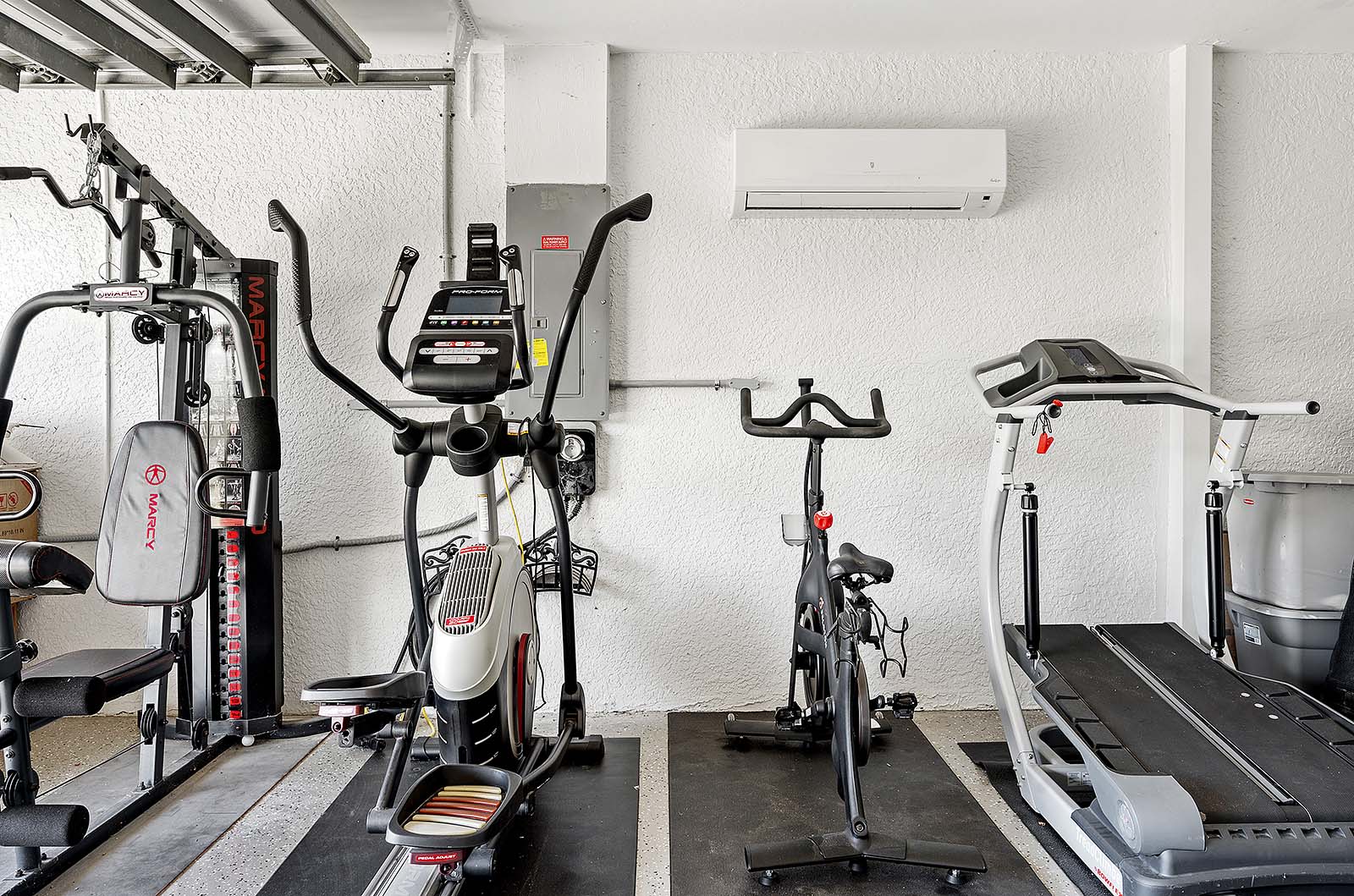 Überdachte Lanai mit Salzwasser-Pool und Whirlpool