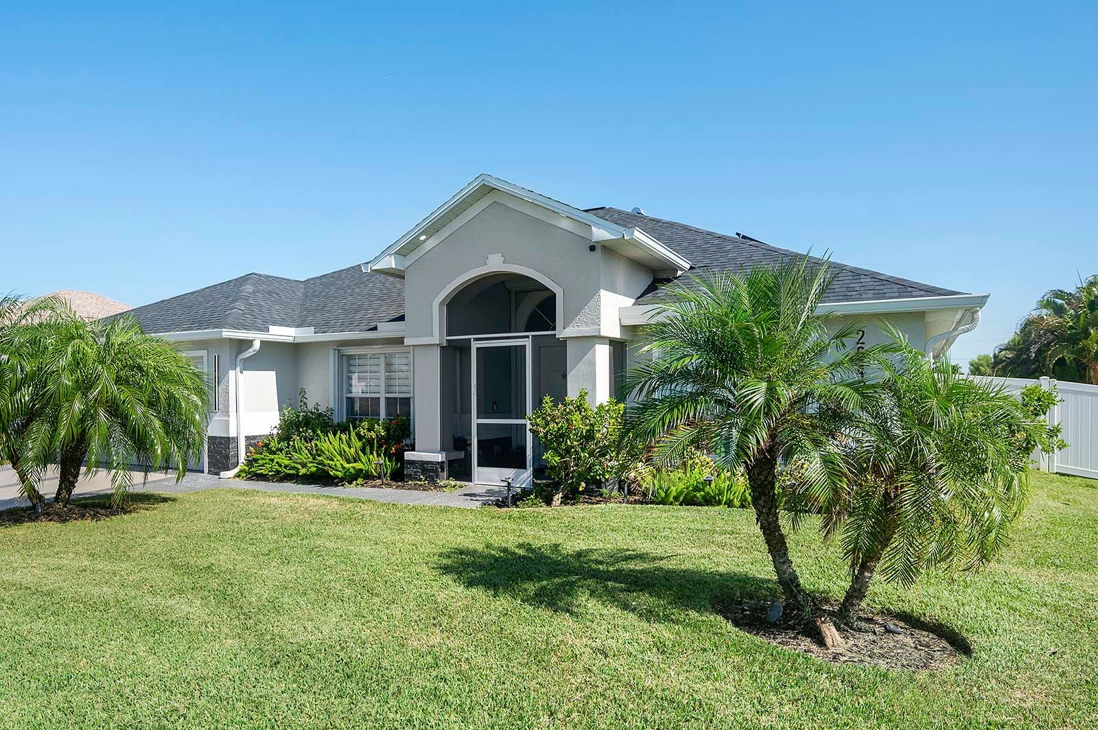 Überdachte Lanai mit Salzwasser-Pool und Whirlpool