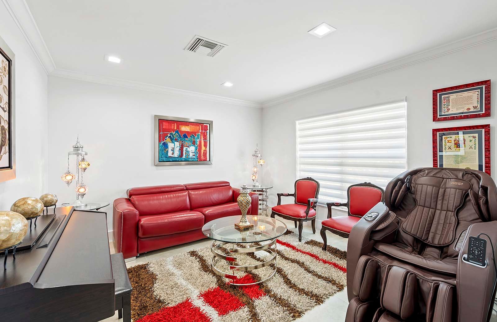 Salzwasser-Pool mit Whirlpool und überdachter Lanai im privaten Garten.