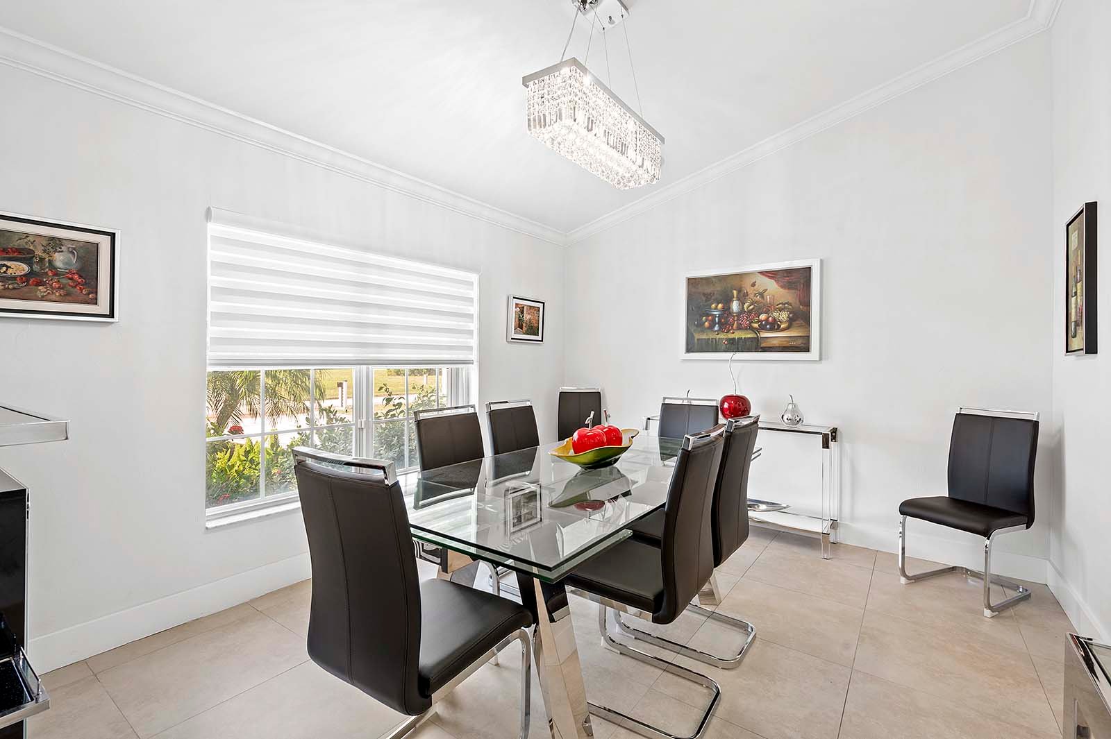 Salzwasser-Pool mit Whirlpool und überdachter Lanai im privaten Garten.