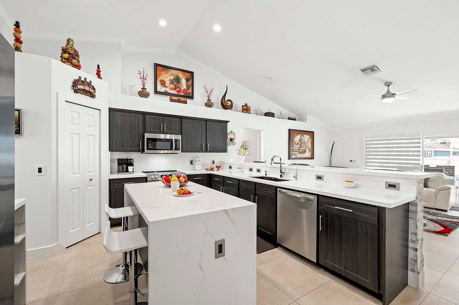 Salzwasser-Pool mit Whirlpool und überdachter Lanai im privaten Garten.